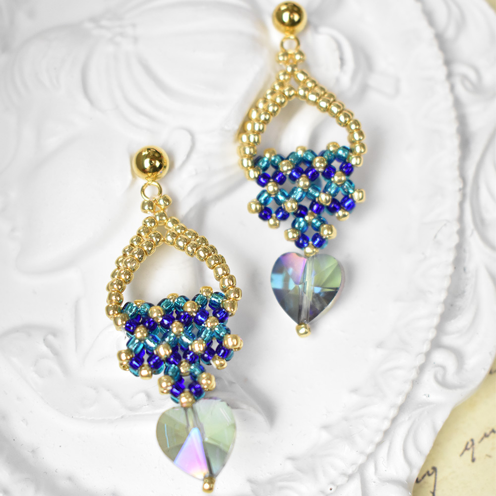 Серьги-пуссеты в форме сердца с бисером-7