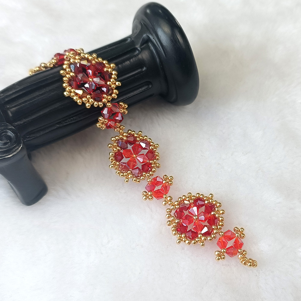 PandaHall Selected мастер-класс по изготовлению красного двухконусного браслета из стеклянных бусин.-6