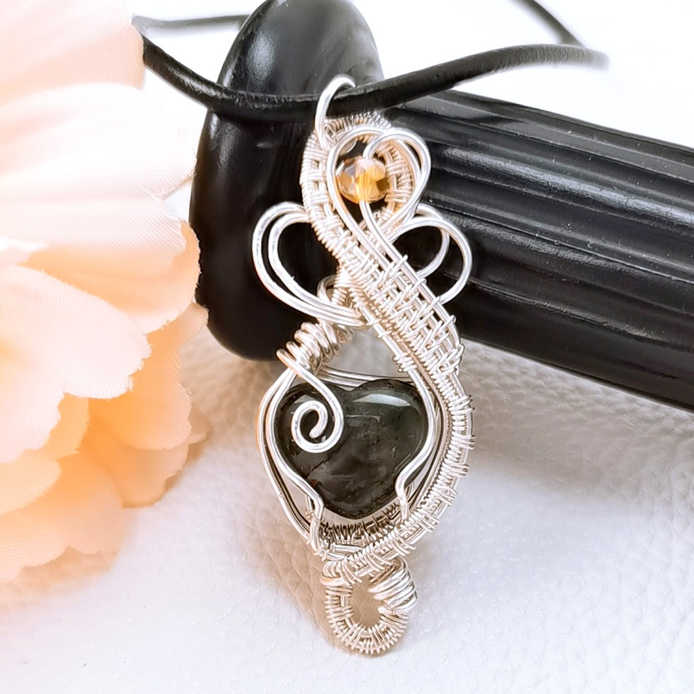 Drahtwickelanhänger mit Edelstein-Cabochon