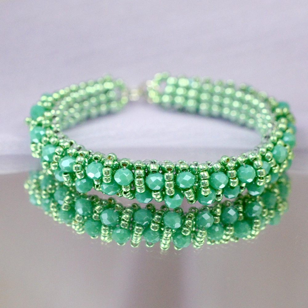 Браслет из зеленого стеклянного бисера-1
