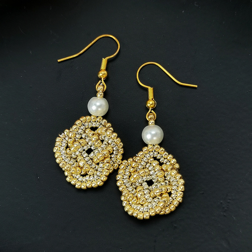 PandaHall Selected мастер-класс по изготовлению серег из бисера с золотыми семенами-6