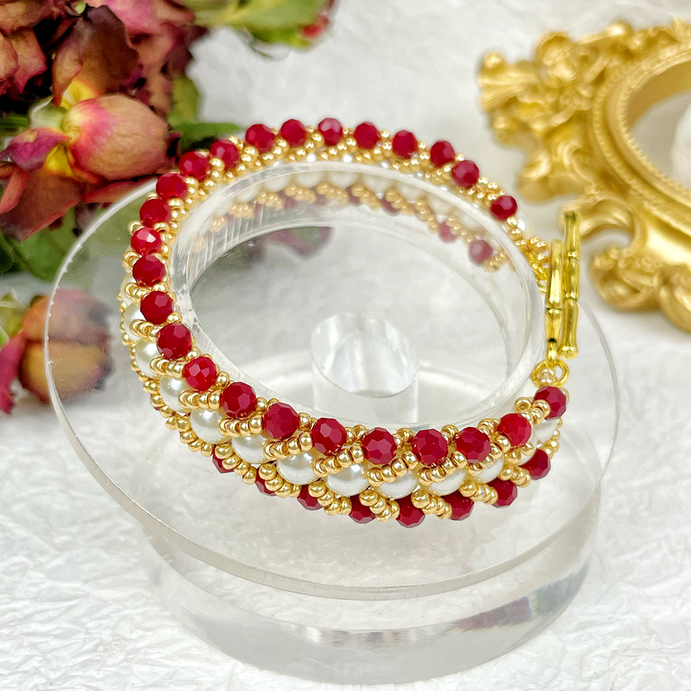 Красно-золотой браслет с жемчугом и стеклянными бусинами-1