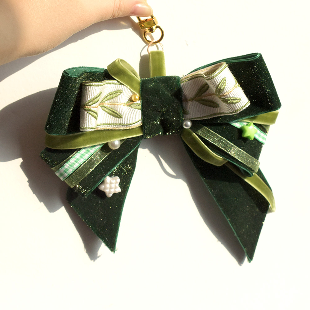 Подвеска в виде бантика из ленты