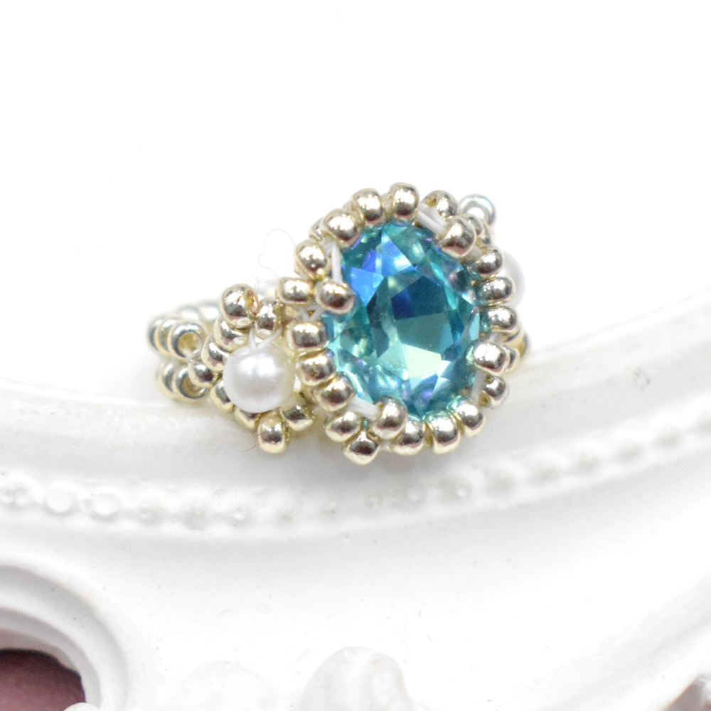 Eingefasster Ring mit Strass-Cabochon