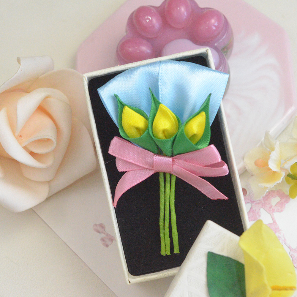 Брошь-цветок из ленты ручной работы-1