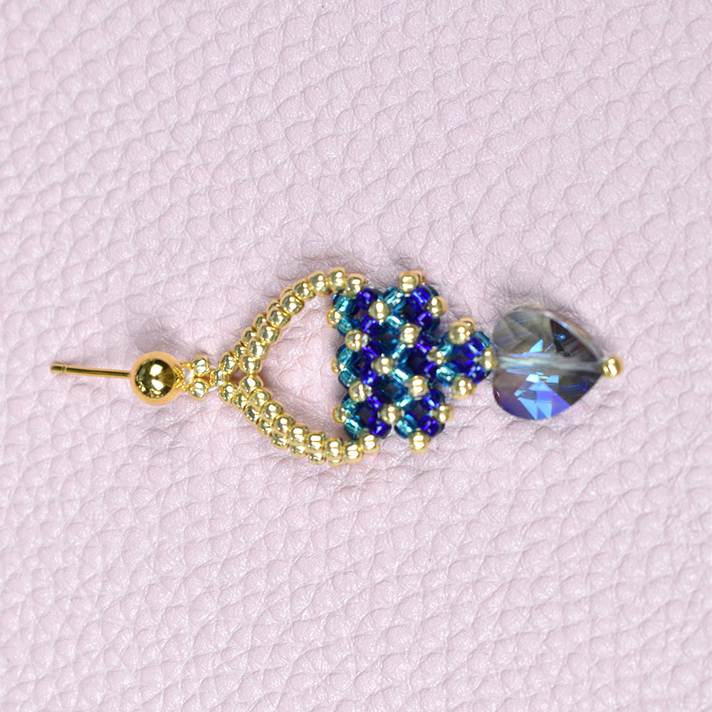 Серьги-пуссеты в форме сердца с бисером-6