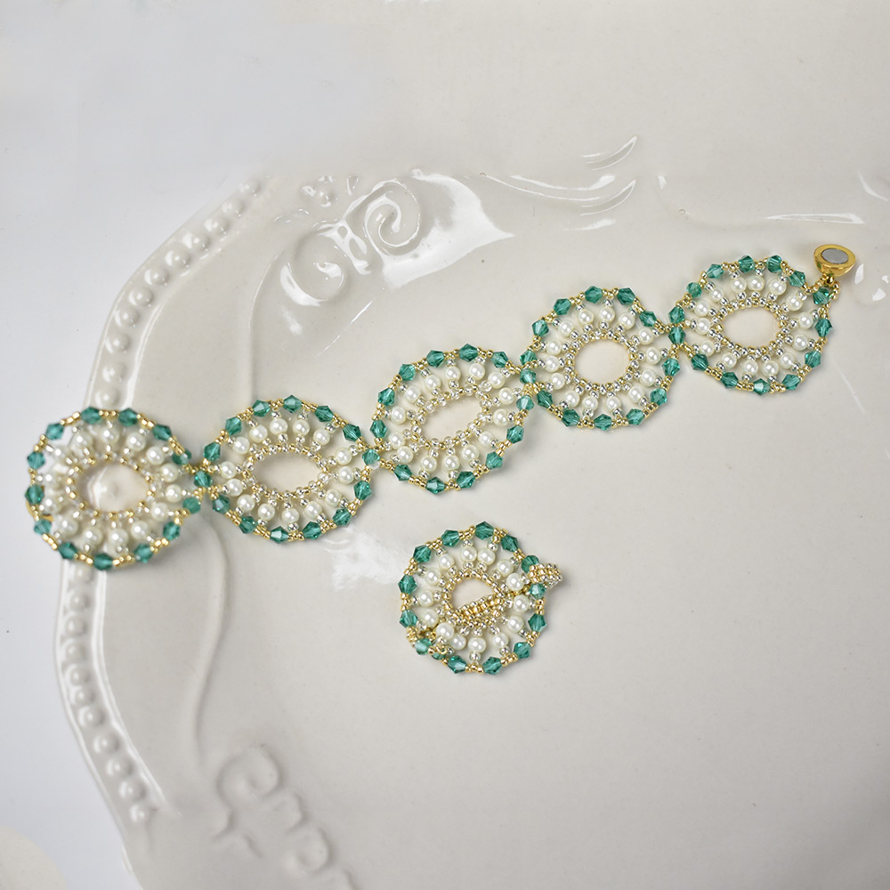 Комплект украшений из стеклянных бусин