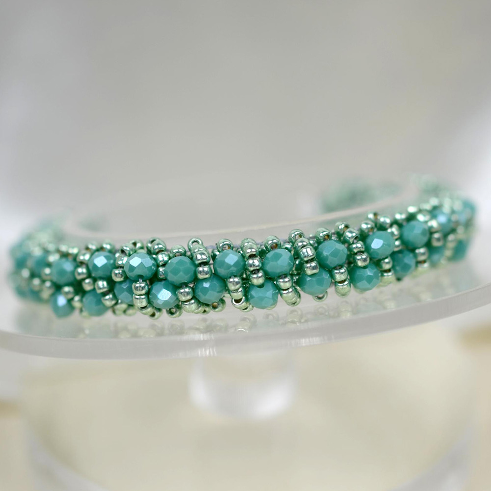 Браслет из зеленого стеклянного бисера-6