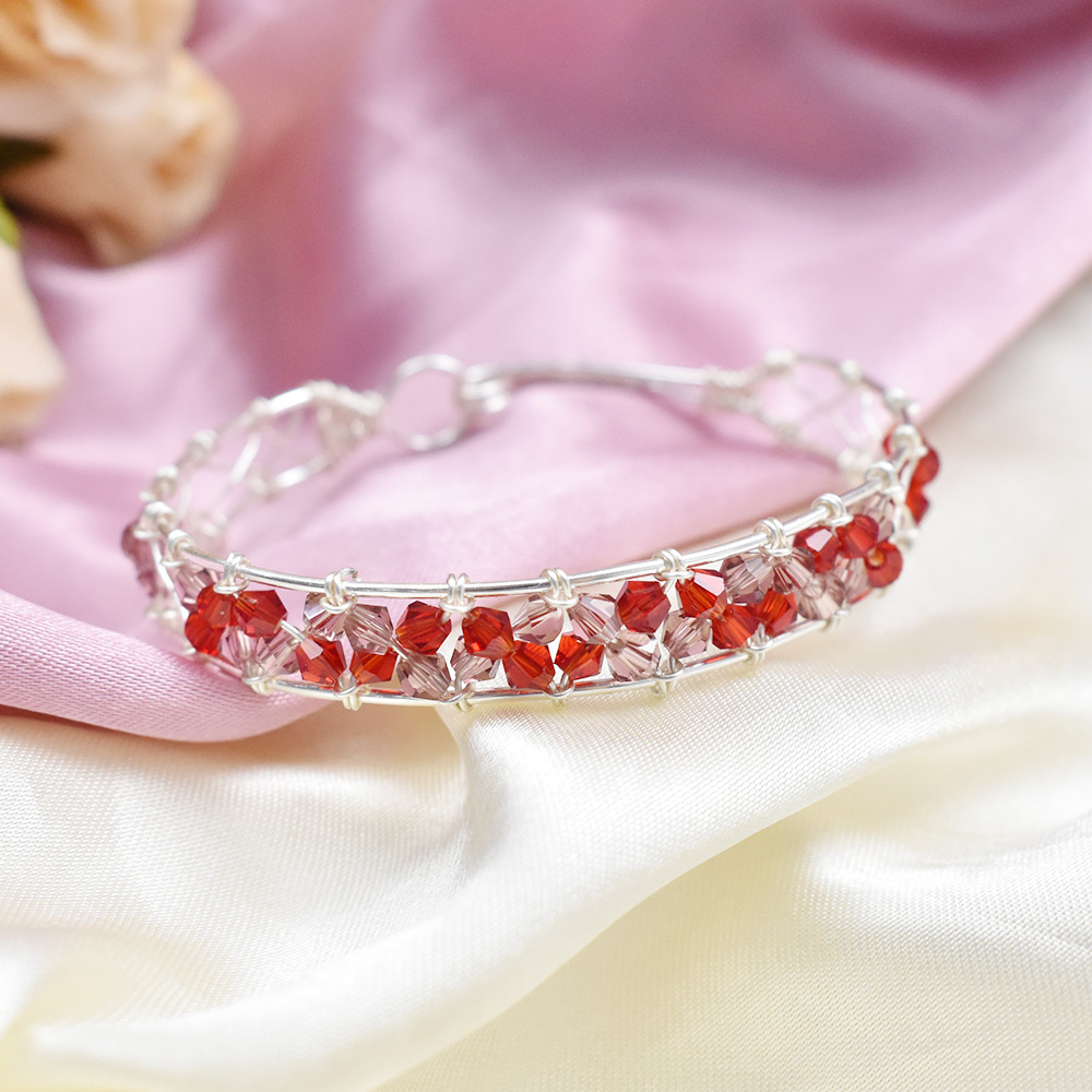 Браслет из проволоки и двухконусных стеклянных бусин-7