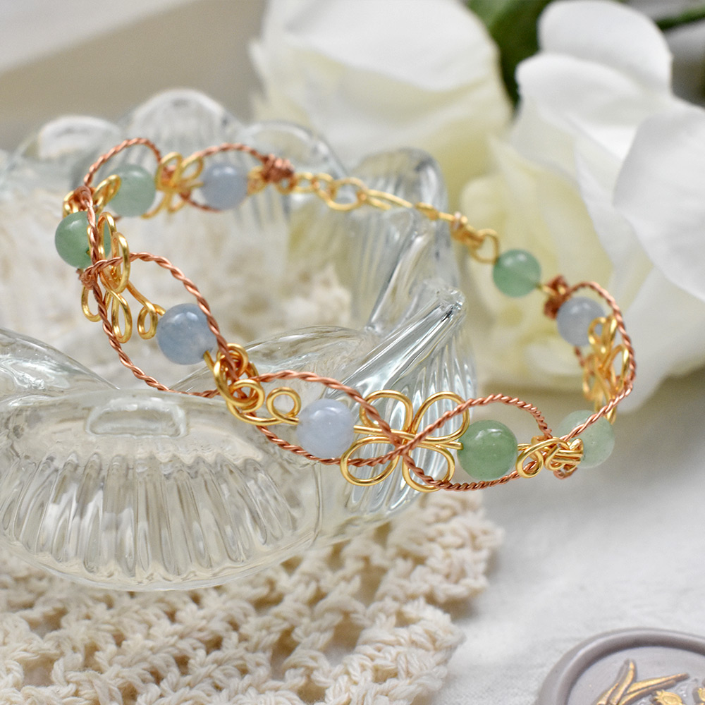 Drahtwickelarmband mit Edelsteinperlen