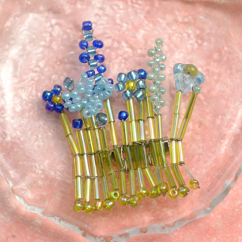 Брошь из цветочных семян и стекляруса-1