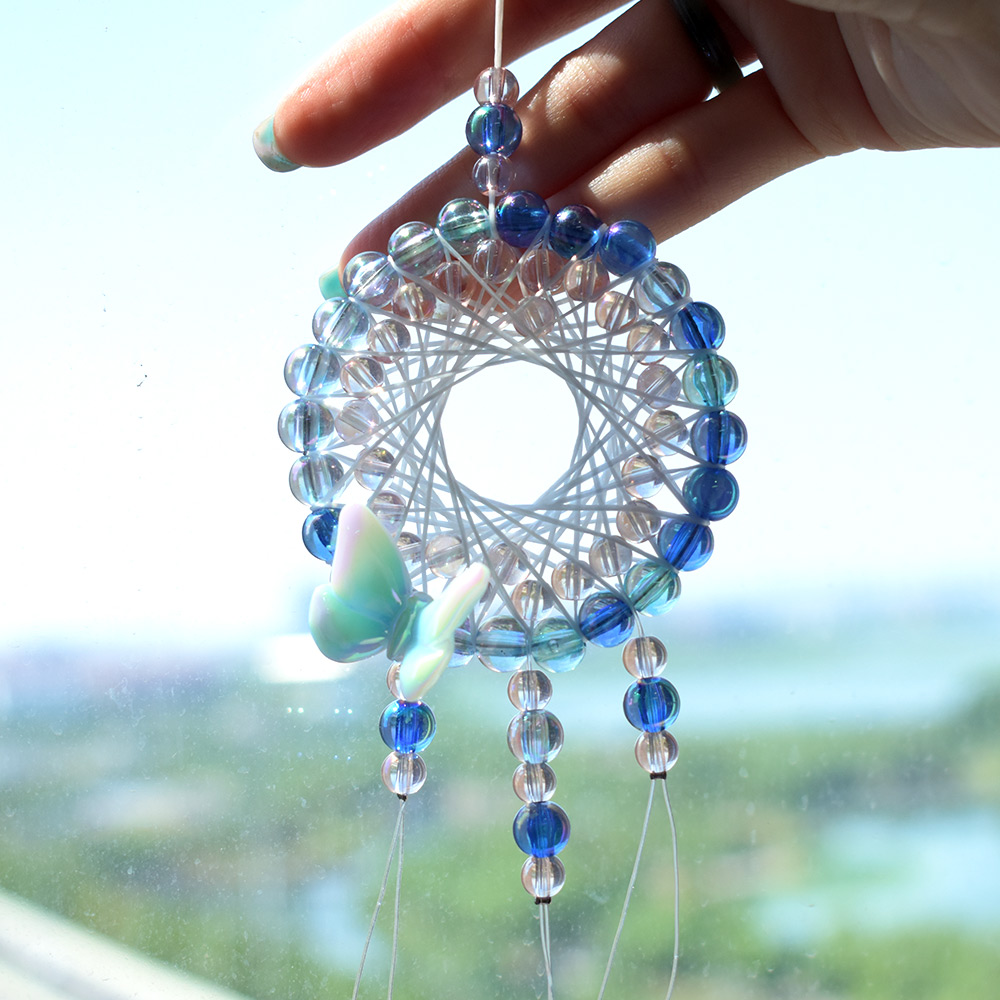 Плетеный ловец снов с акриловыми бусинами-4