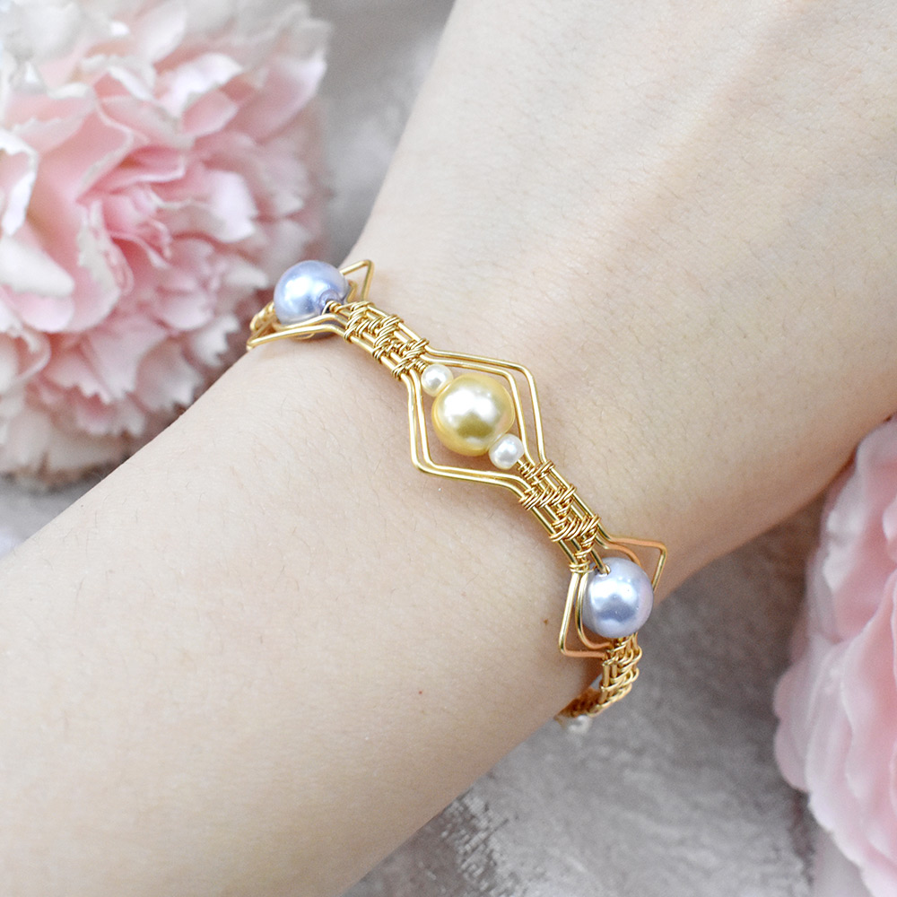 Браслет из жемчужной проволоки