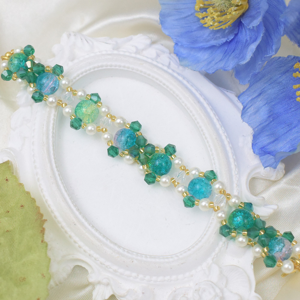 Браслет из синих и зеленых стеклянных бусин-1