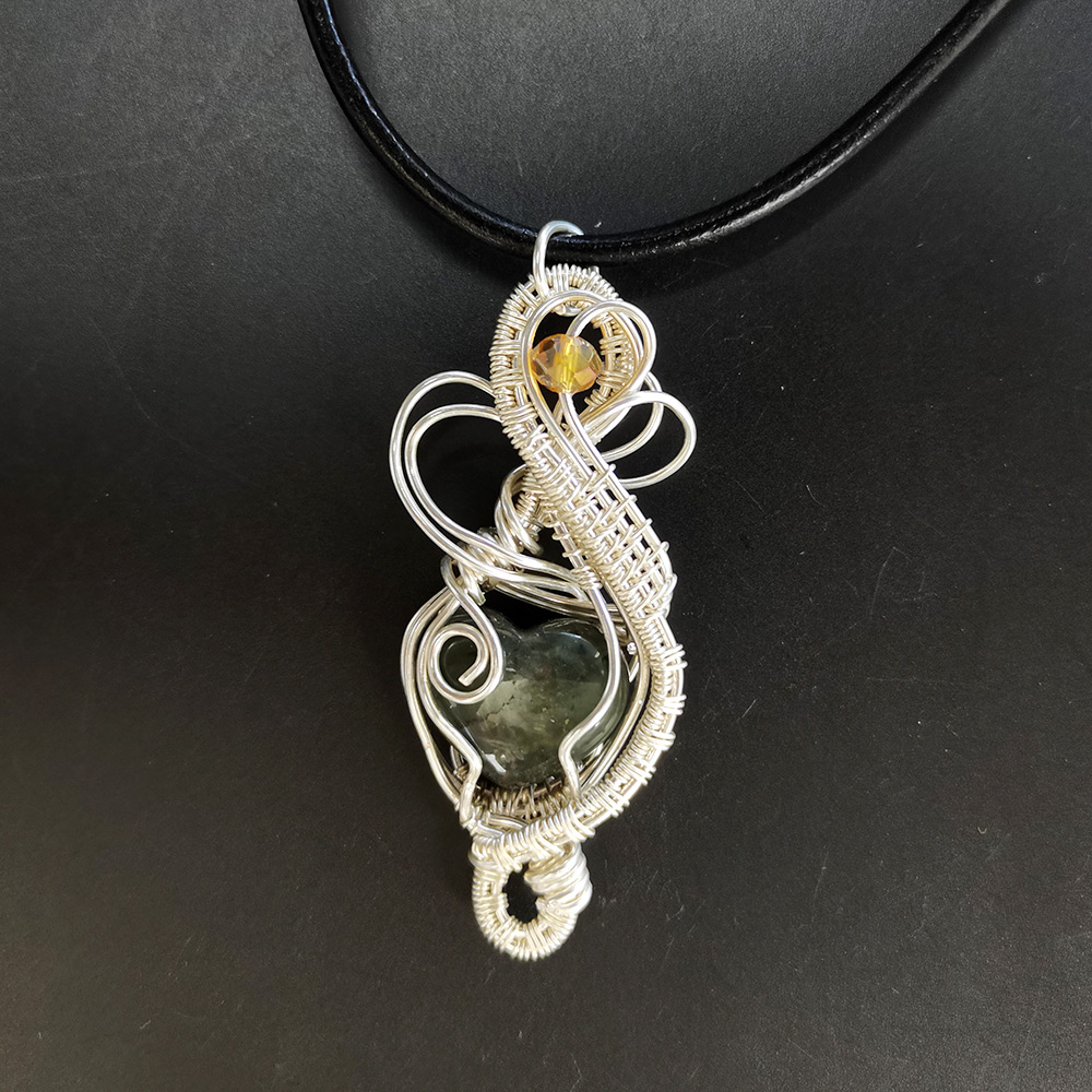 Drahtwickelanhänger mit Edelstein-Cabochon