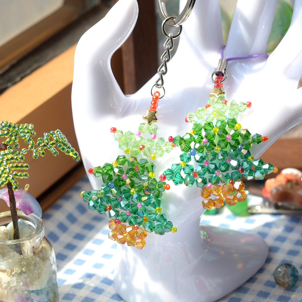 Подвеска из стеклянных бусин в виде рождественской елки-5