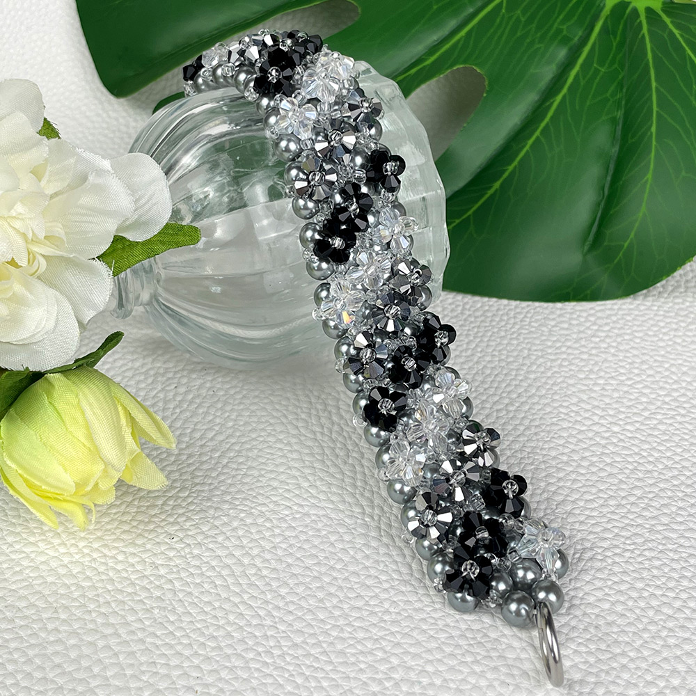 Graues Armband mit Glasperlen und Doppelkegelperlen