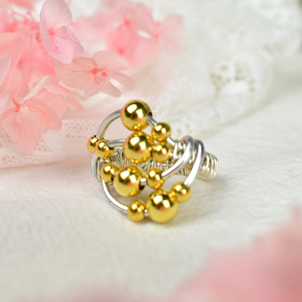 Кольцо из проволоки с латунными бусинами-6