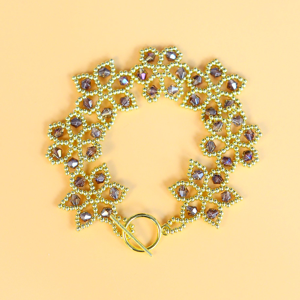 Браслет из цветочных кристаллов и бисера-6