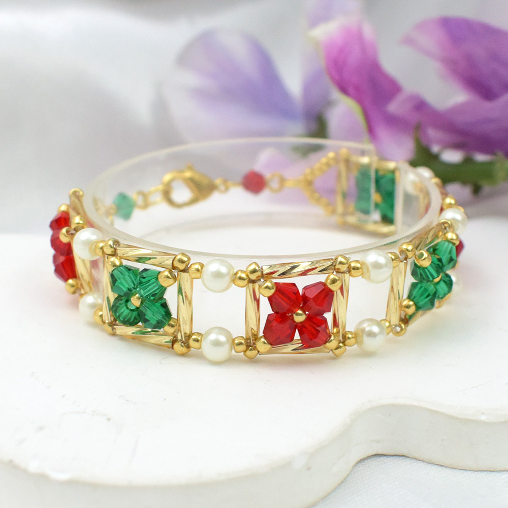 Браслет из семян и стеклянных бусин на рождественскую тематику-1