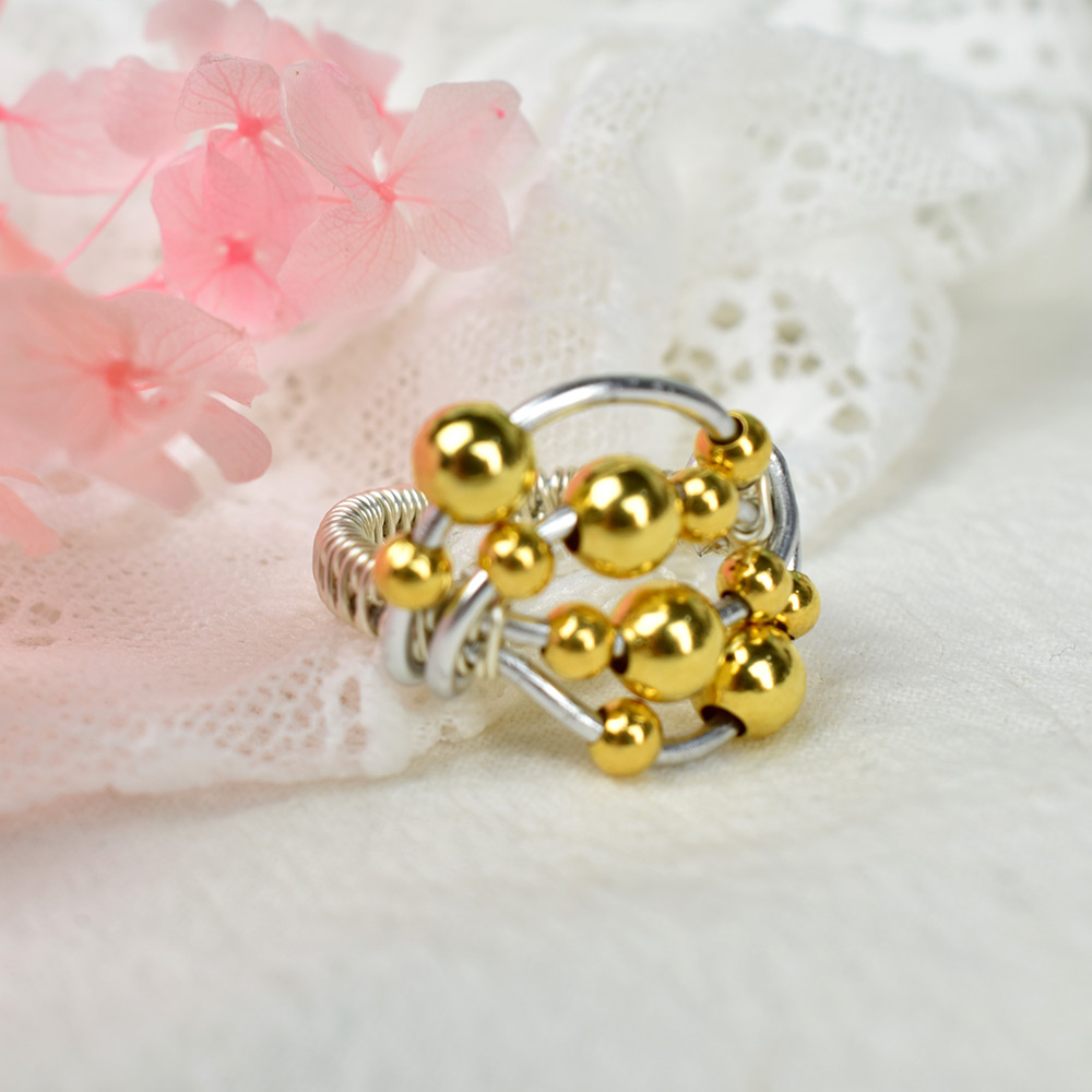 Кольцо из проволоки с латунными бусинами-5