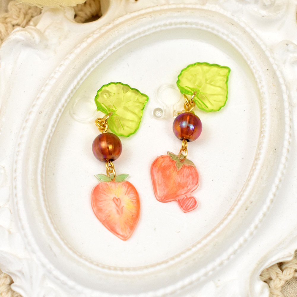 シュリンクプラスチックと樹脂のイチゴイヤリング
