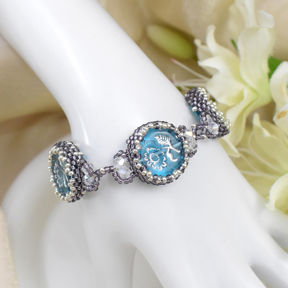 深いスカイブルーのアクリルビーズをベゼルセッティングしたブレスレット