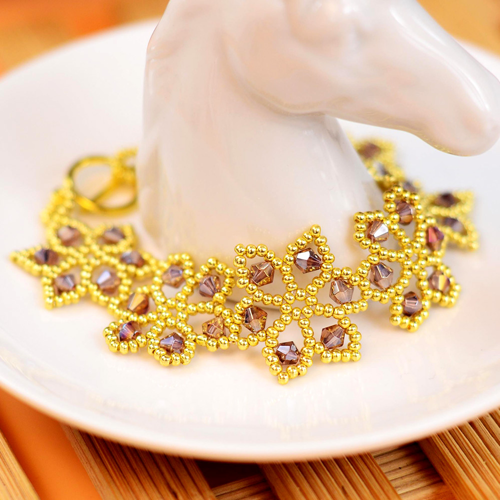 Браслет из цветочных кристаллов и бисера-7