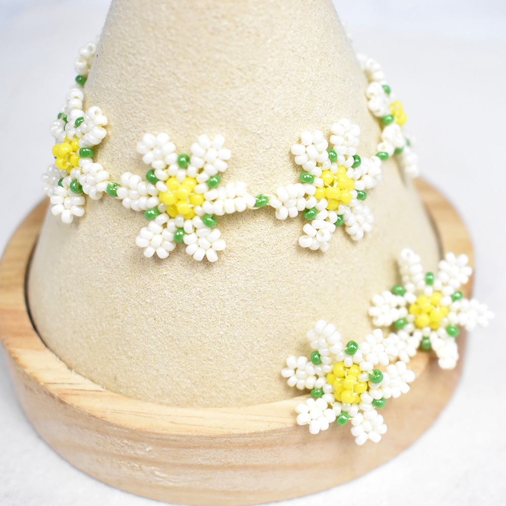 Весенний комплект украшений из бисера 