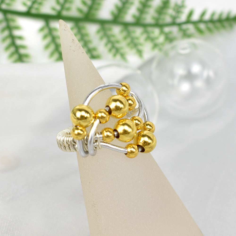 Кольцо из проволоки с латунными бусинами-4