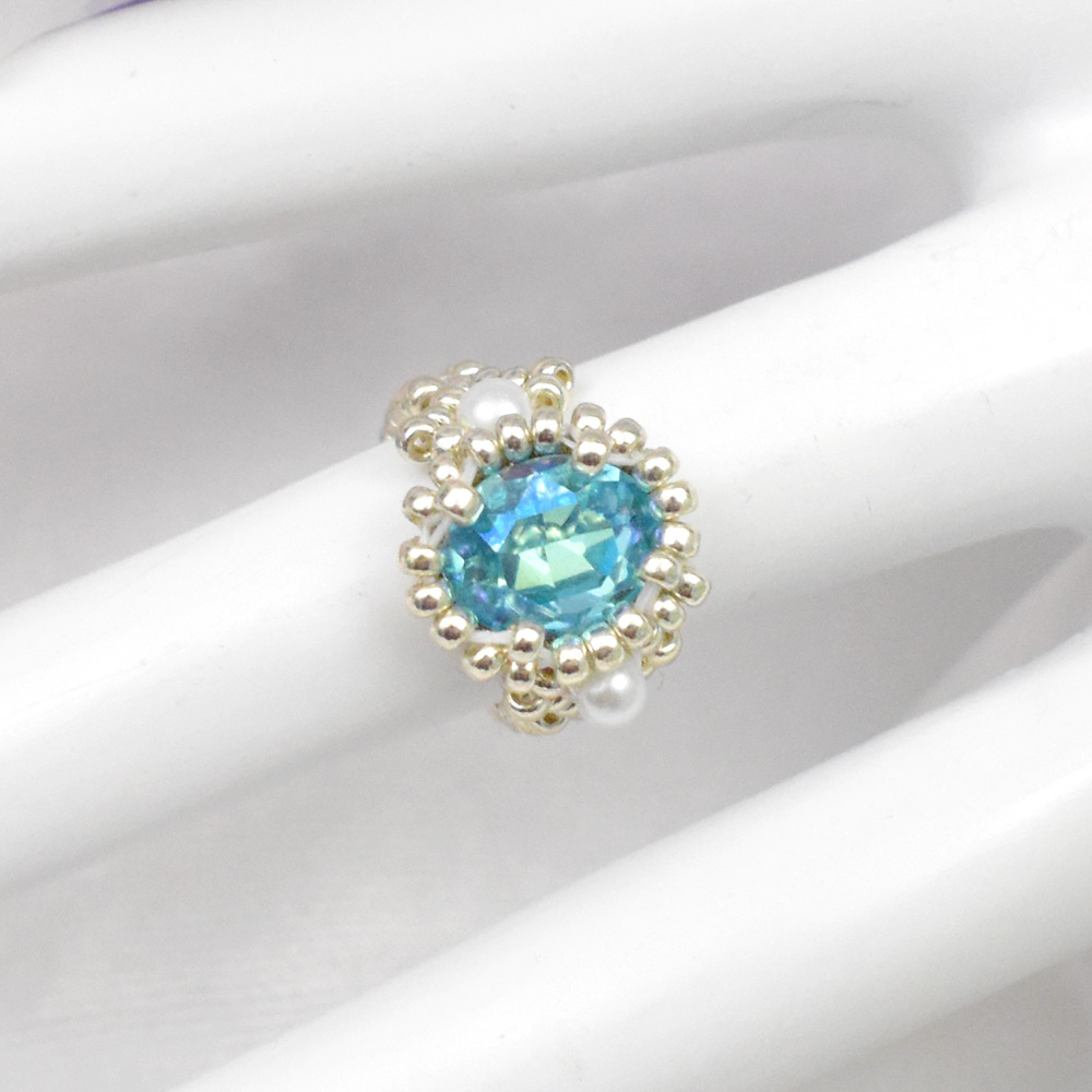 Eingefasster Ring mit Strass-Cabochon