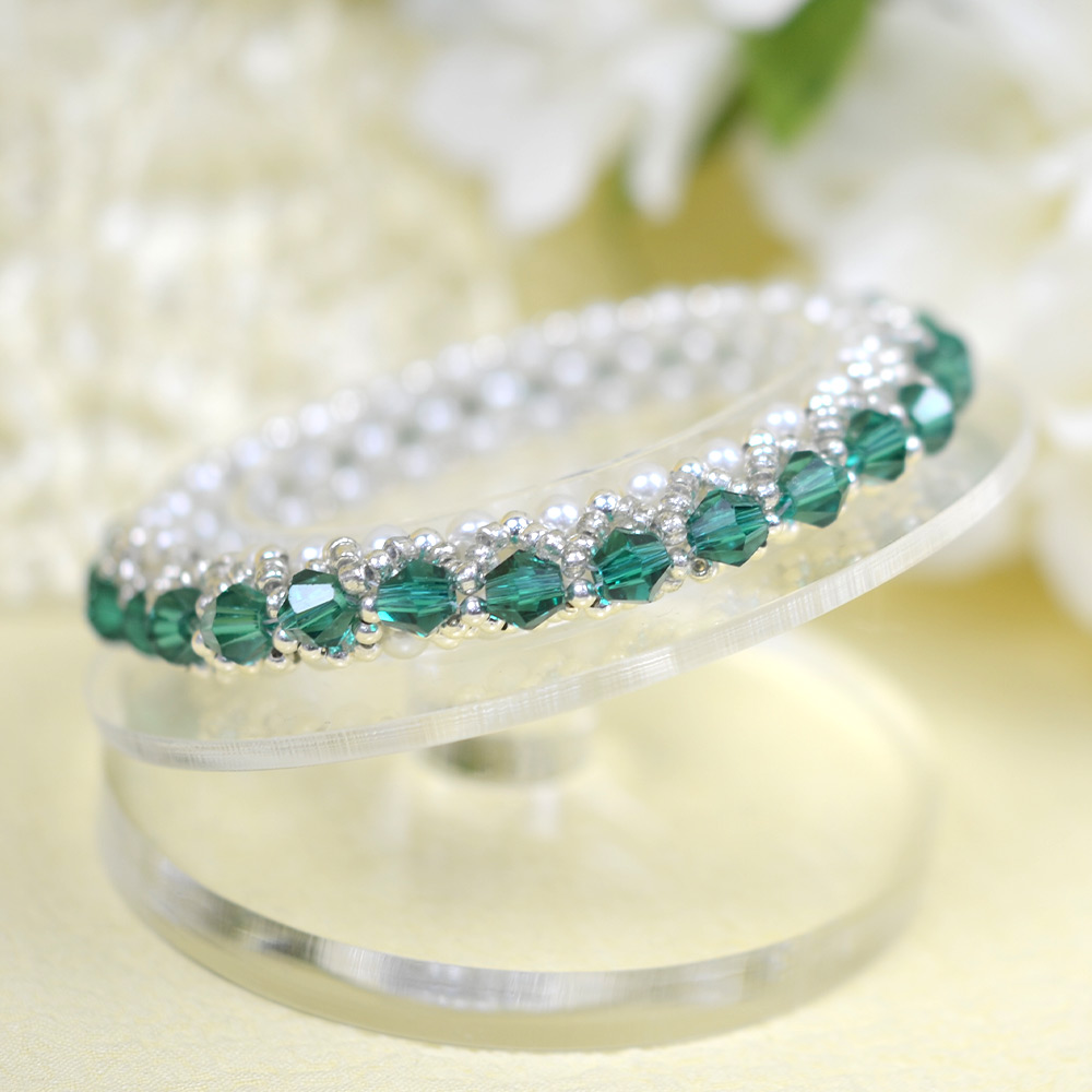 Зеленый двухконусный браслет из стеклянных бусин со стеклянными жемчужными бусинами-8