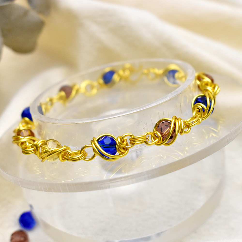 Браслет из проволоки с гранеными стеклянными бусинами-1