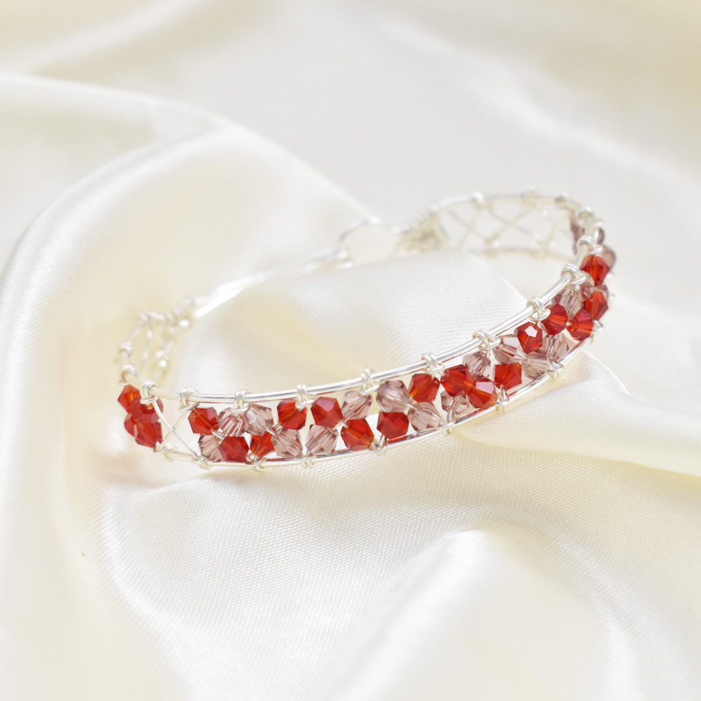 Браслет из проволоки и двухконусных стеклянных бусин-8