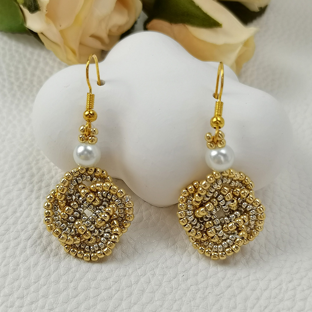 PandaHall Selected мастер-класс по изготовлению серег из бисера с золотыми семенами-8