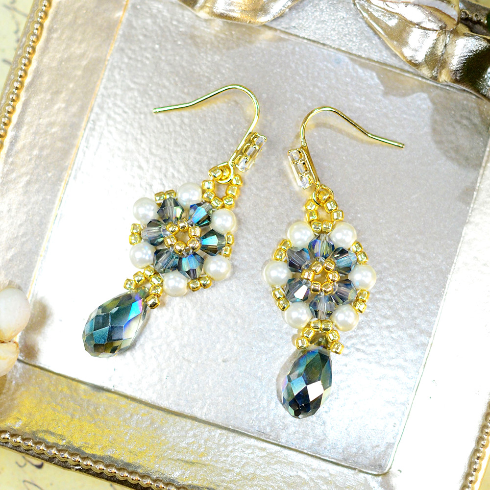 Серьги из стеклянных бусин с каплей-5