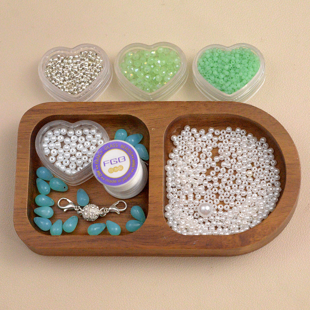 Ожерелье в форме капли из стекла и бисера.