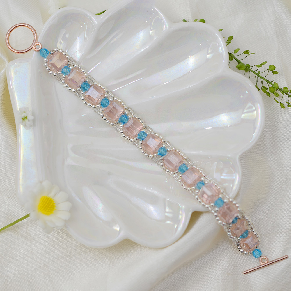 Schlichtes Frühlingsperlenarmband mit quadratischen Kristallglasperlen