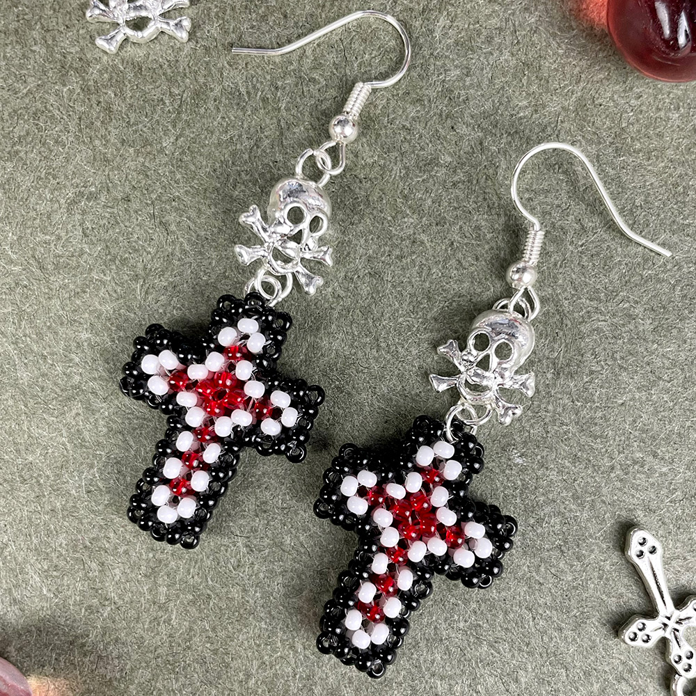 PandaHall Selected мастер-класс по изготовлению серег-крестиков из бисера в стиле Хэллоуина-7