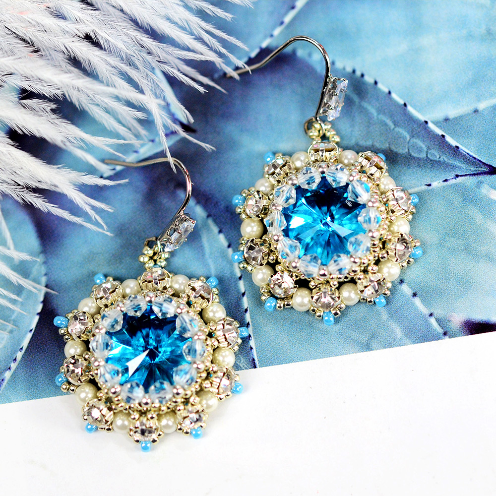 Серьги из бисера с кабошонами из страз