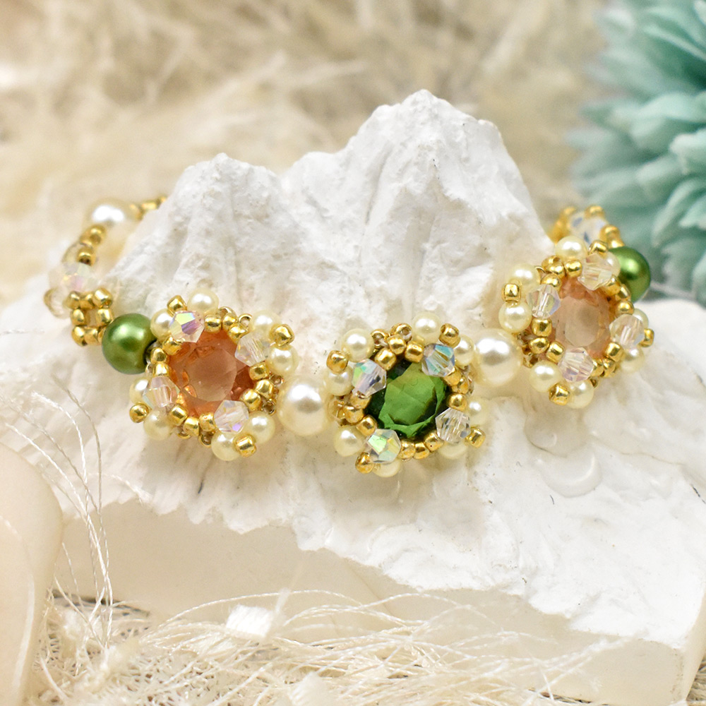 Браслет, обернутый стразами-1