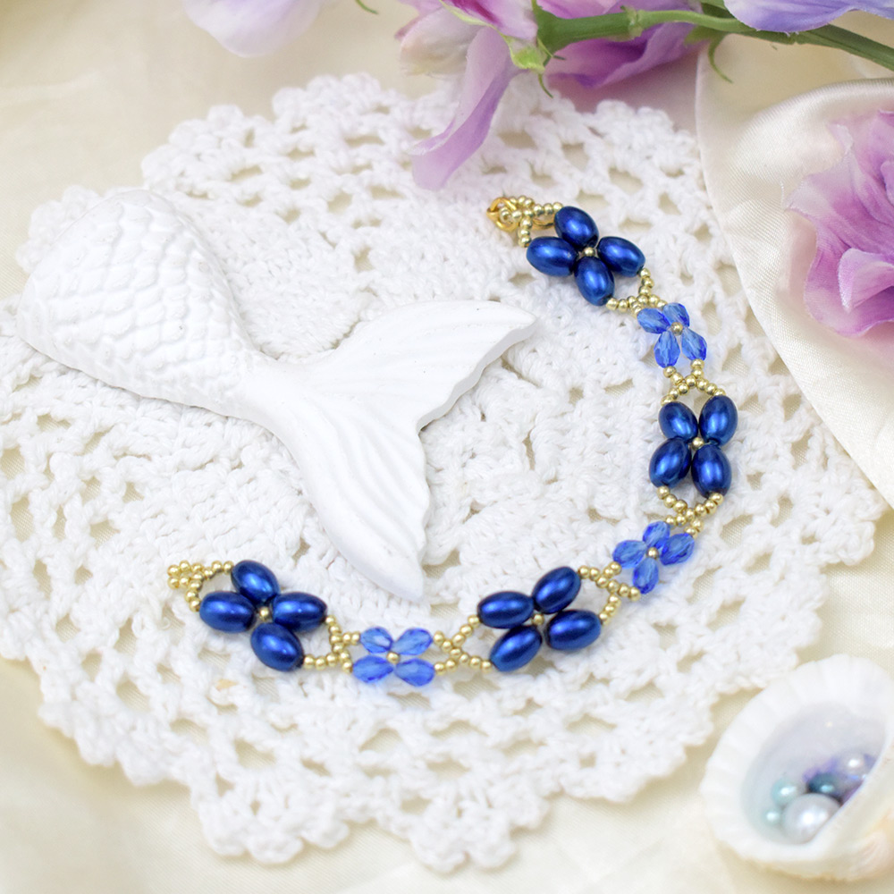 Браслет из голубого жемчуга и стеклянных бусин-1