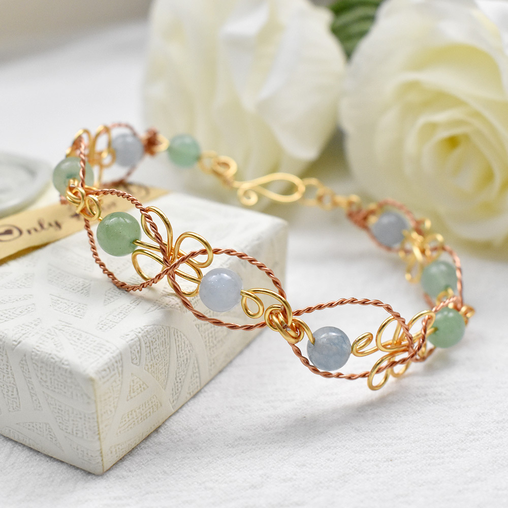 Drahtwickelarmband mit Edelsteinperlen
