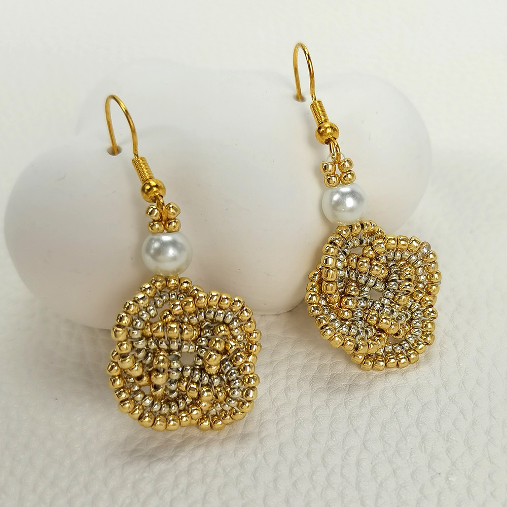 PandaHall Selected мастер-класс по изготовлению серег из бисера с золотыми семенами-7