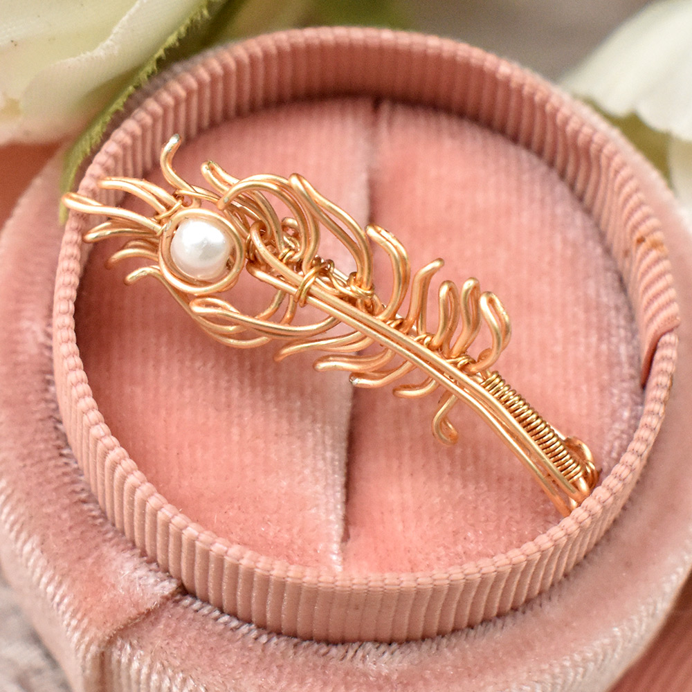 Брошь в виде листа, обмотанного проволокой-1