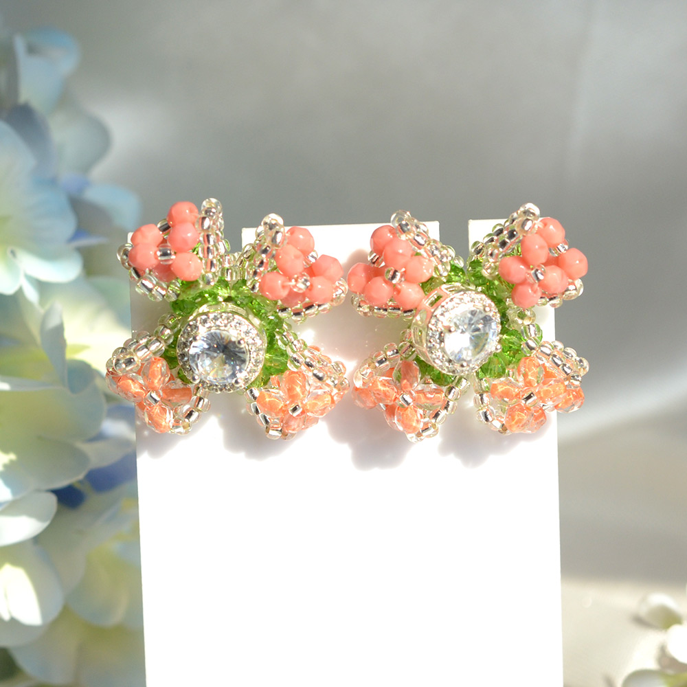 Серьги из розовых бантов и стеклянных бусин-7